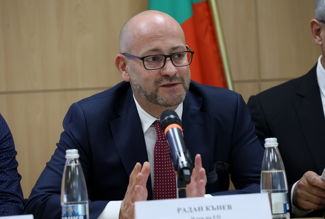 Евродепутатът Радан Кънев каза на форум в София, че либерализацията на енергийния пазар е свързана с вече получени пари по Плана за възстановяване