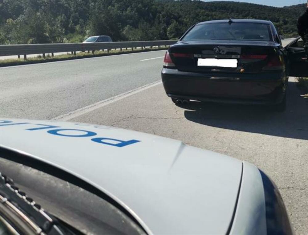 Задържан е неправоспособен водач, избягал от бензиностанция