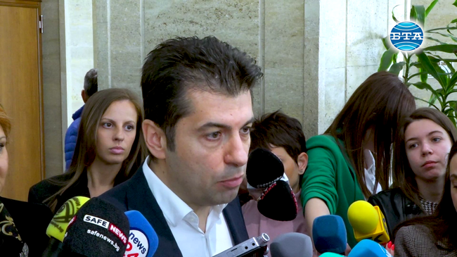 България не може да има нормално управление оттук нататък, ако зависимосттa на Борисов от Пеевски не бъде прекъсната, каза Кирил Петков