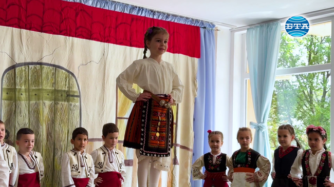 Автентични детски народни носии от различни краища на страната показаха в детска градина в Казанлък