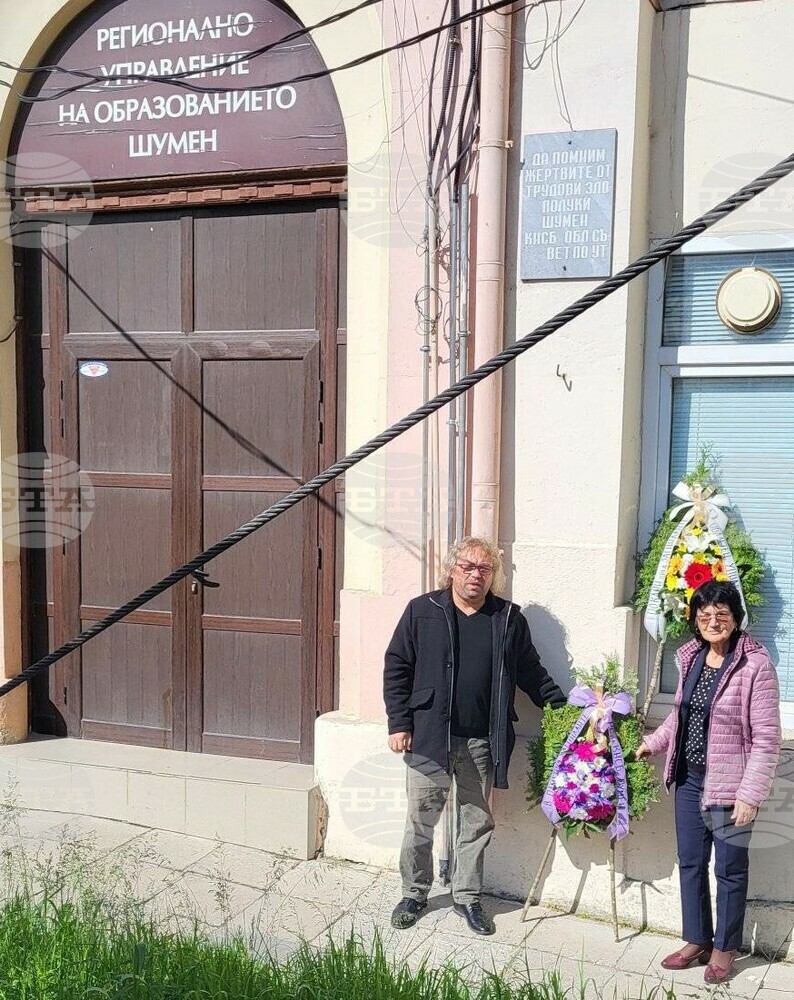 Пред паметната плоча на загиналите и пострадалите при трудови злополуки в Шумен бяха поднесени венци и цветя