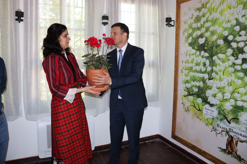 Родословното дърво на Шишмановия род подари на обновената Шишманова къща Община Хасково