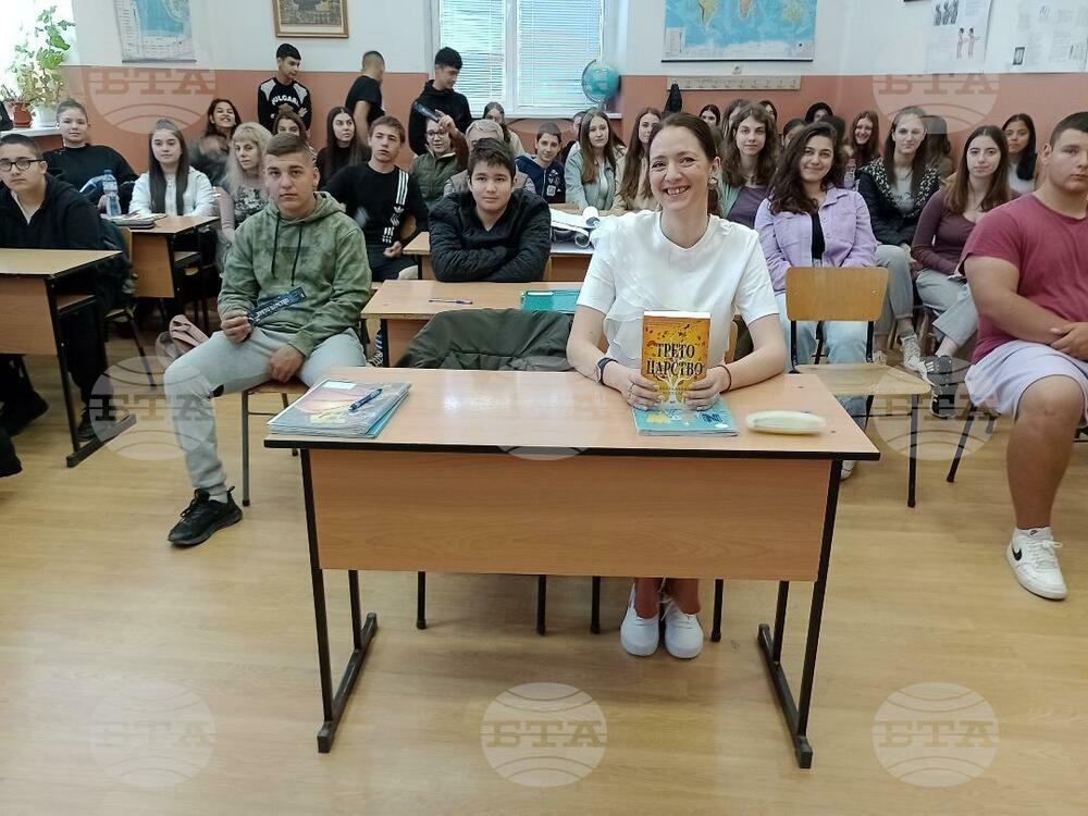 Костадина Костова представи дебютния си роман "Трето царство" пред ученици във Велико Търново