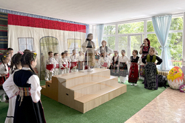 Казанлък - представяне на детски народни носии