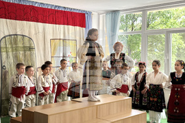 Казанлък - представяне на детски народни носии