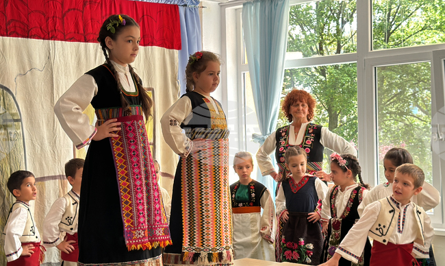 Казанлък - представяне на детски народни носии