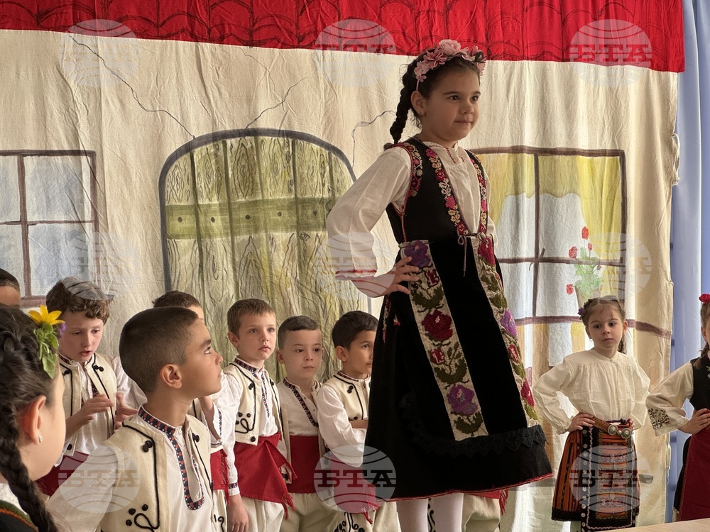 Казанлък - представяне на детски народни носии