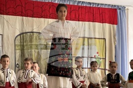 Казанлък - представяне на детски народни носии