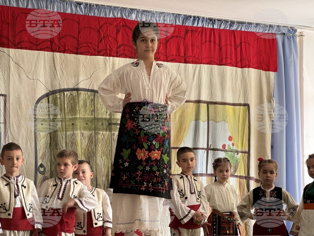 Казанлък - представяне на детски народни носии