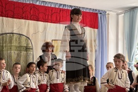 Казанлък - представяне на детски народни носии