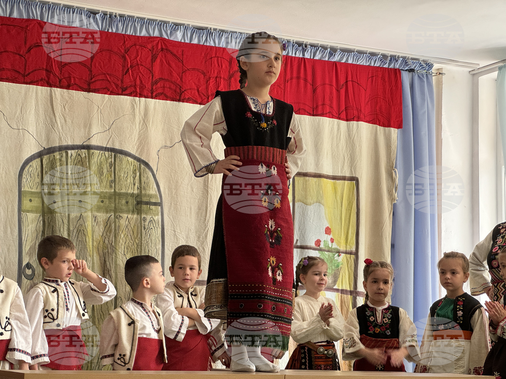 Казанлък - представяне на детски народни носии