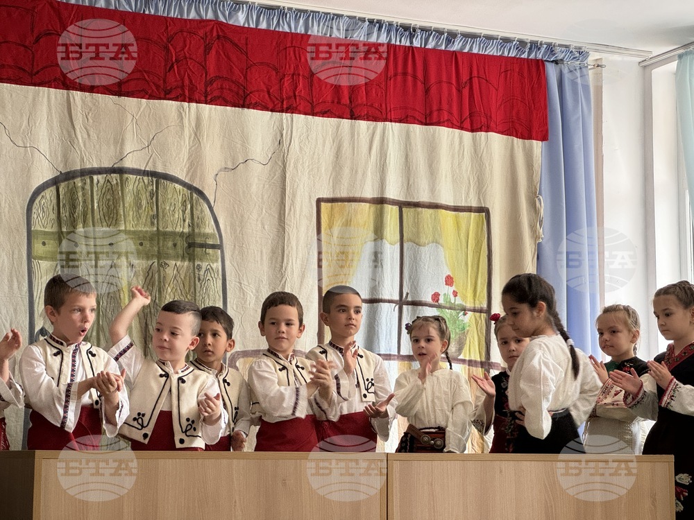 Казанлък - представяне на детски народни носии