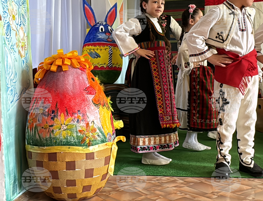 Казанлък - представяне на детски народни носии