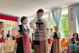 Казанлък - представяне на детски народни носии