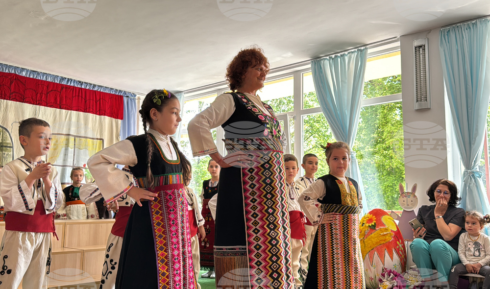 Казанлък - представяне на детски народни носии