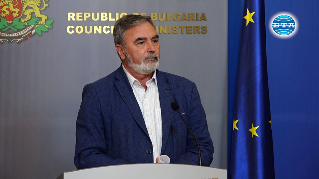 Кабинети ще има във всеки областен център, всички желаещи бременни жени може да бъдат имунизирани срещу коклюш, заяви Ангел Кунчев