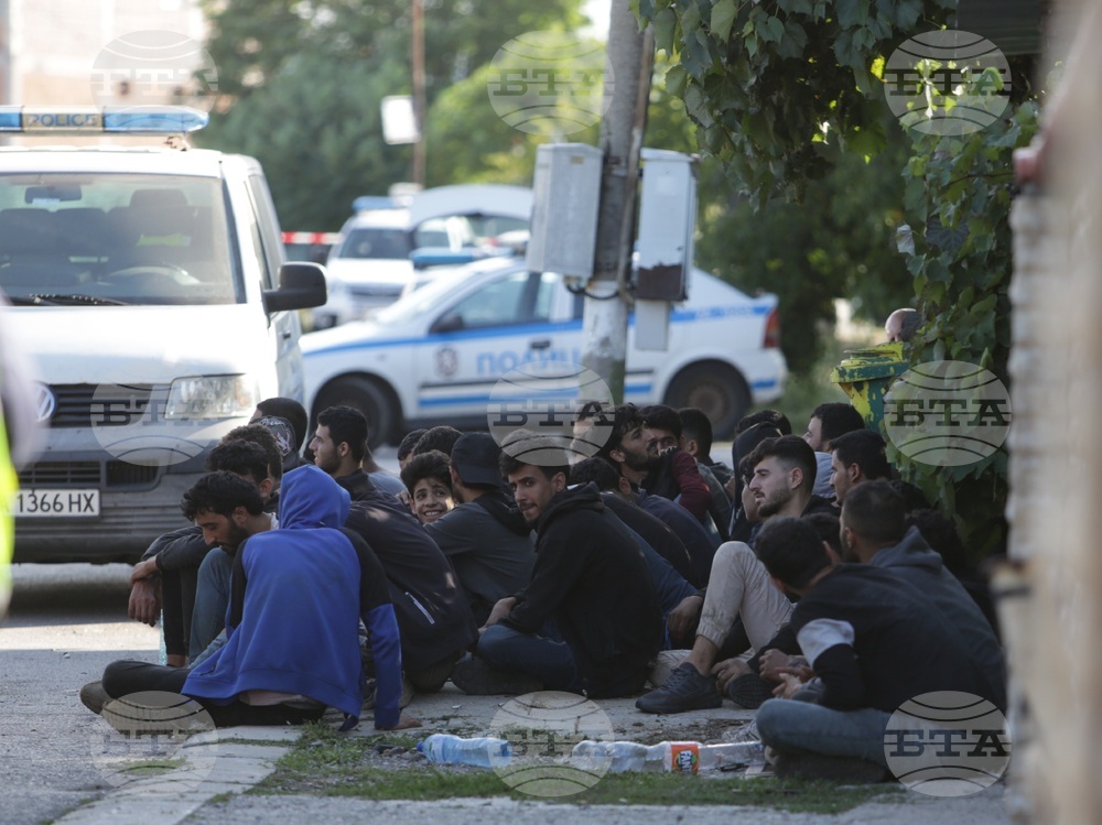 Районният съд в Царево задържа под стража български гражданин, укривал в имота си в Ахтопол десетима нелегални мигранти