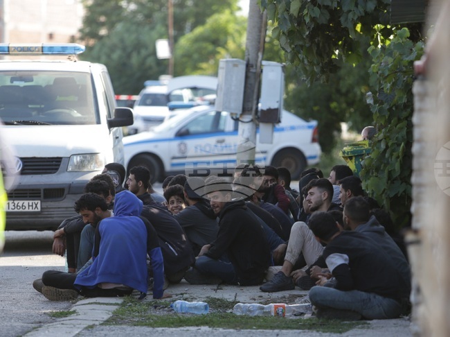 Районният съд в Царево задържа под стража български гражданин, укривал в имота си в Ахтопол десетима нелегални мигранти