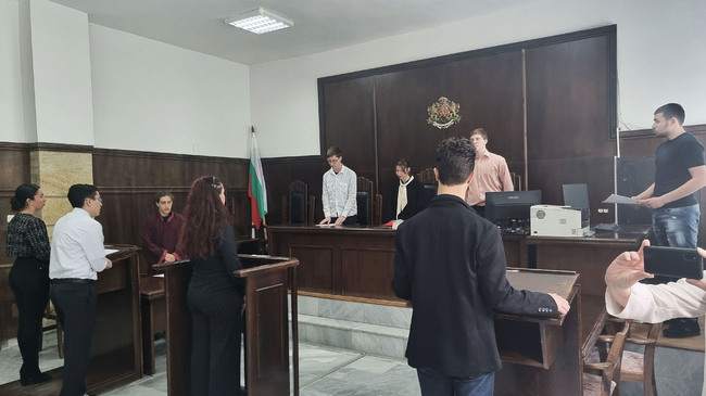 Ученици се запознаха с работата на съда и участваха в симулативен съдебен процес в Окръжния съд в Добрич