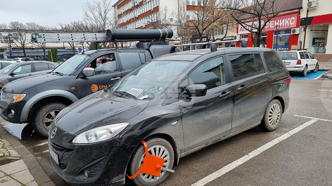 Служител на общинската фирма по паркирането в Монтана е бит за поставяне на скоби, извършителят е задържан