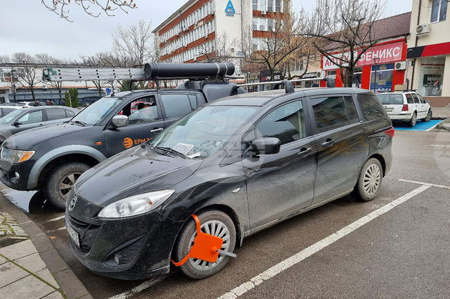 Служител на общинската фирма по паркирането в Монтана е бит за поставяне на скоби, извършителят е задържан