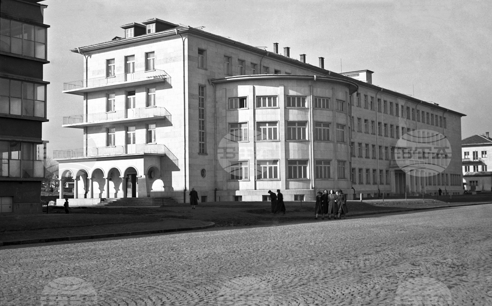 С Указ № 921 на Държавния съвет на 30 април 1972 г. е възстановена Медицинска академия