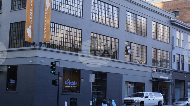 „Клаудфлеър“ възстанови услугите си след прекъсването на електрозахранването, което засегна хиляди интернет потребители