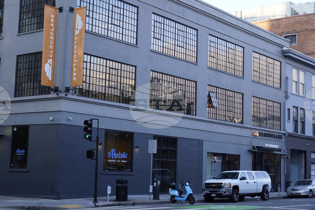 „Клаудфлеър“ възстанови услугите си след прекъсването на електрозахранването, което засегна хиляди интернет потребители