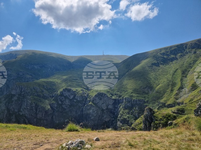 Good Mountain Hiking Conditions until Noon on Monday