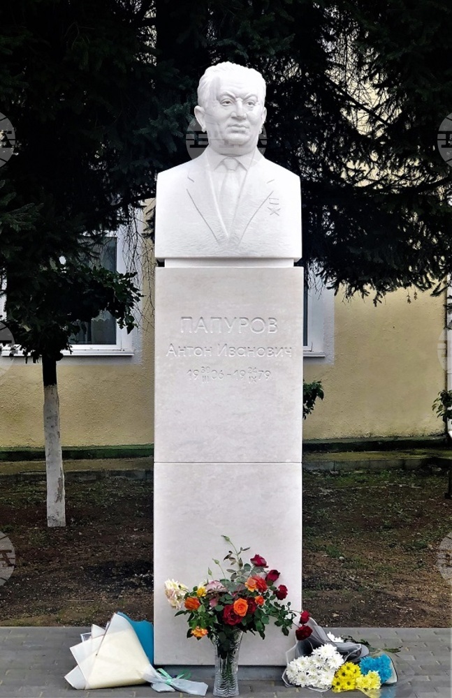 Откриха паметник на Антон Папуров, положил първия камък на лицея в Твърдица