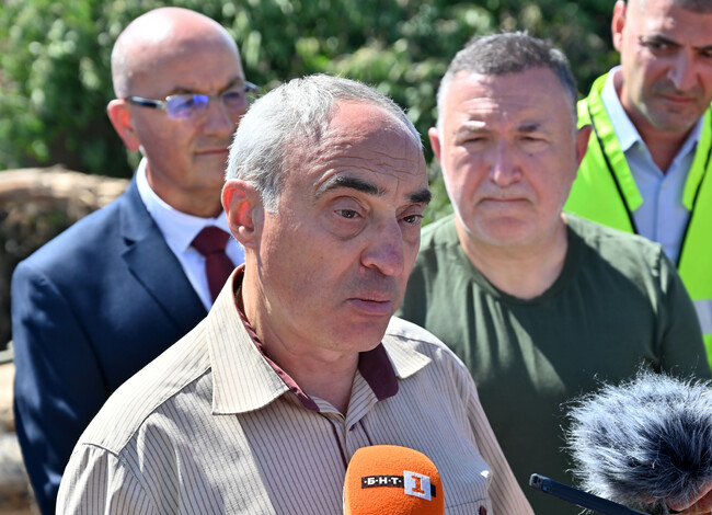 Държавата търси още техника за разчистването на наводнените карловски села и транспортни фирми за извозване на учениците