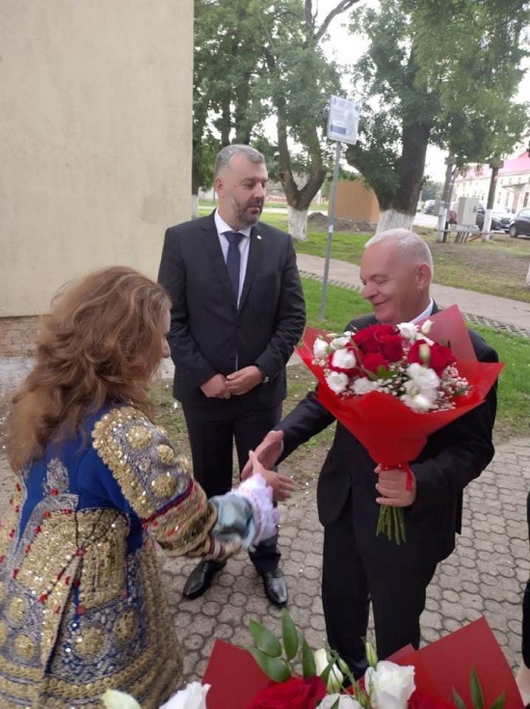 Посланик Радко Влайков присъства на откриването на учебната година в Стар Бешенов