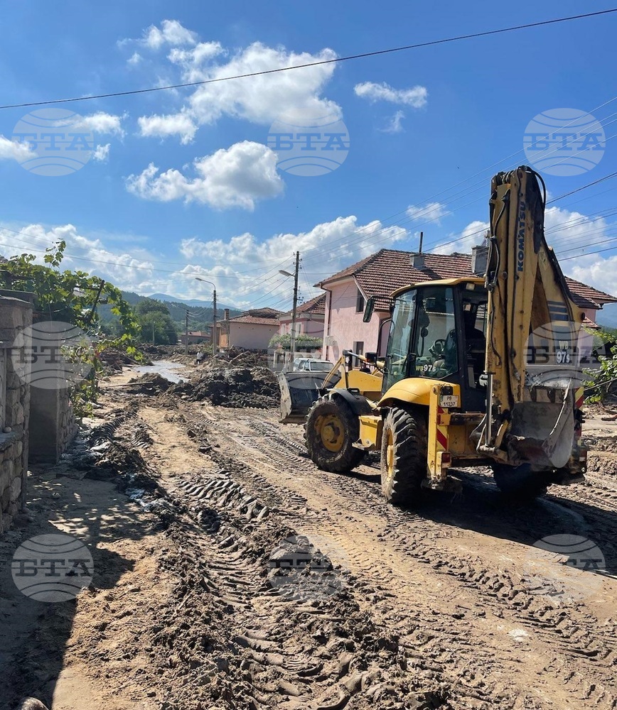 Over 70 Machines, 850 Employees of Various Institutions, Volunteers Work in Flood-Hit Karlovo Area