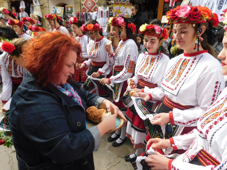 Лазарки наричаха за здраве и берекет на Самоводската чаршия във Велико Търново