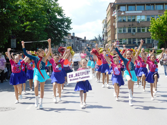 Стотици мажоретки ще се състезават в четвъртото издание на Купата по мажоретни дисциплини и чирлидинг "Търновска перла" във Велико Търново