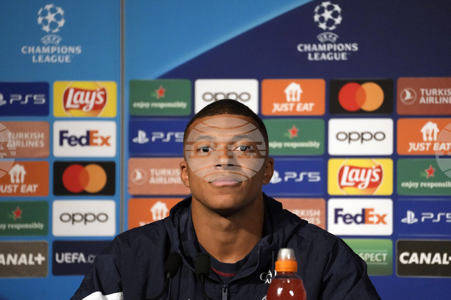 Килиан Мбапе отдаде почит на жертвите от атентата във Франция през 2015