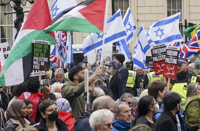 Четирима пропалестински демонстранти бяха обвинени, че са нанесли щети на британски военен завод
