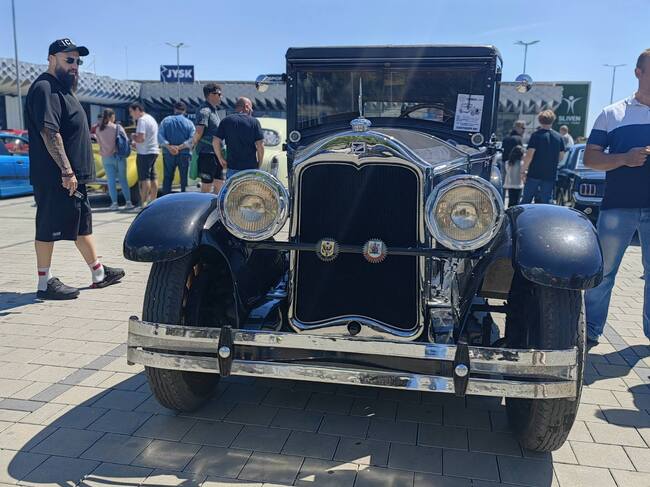 Община Сливен: На ретро парада в Сливен за първи път в България беше представен Буик от епохата на Ал Капоне
