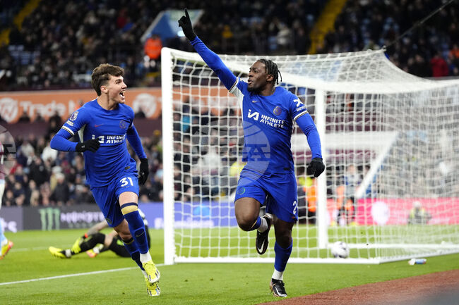 Челси е отворен за раздяла с френския защитник Аксел Дисаси 