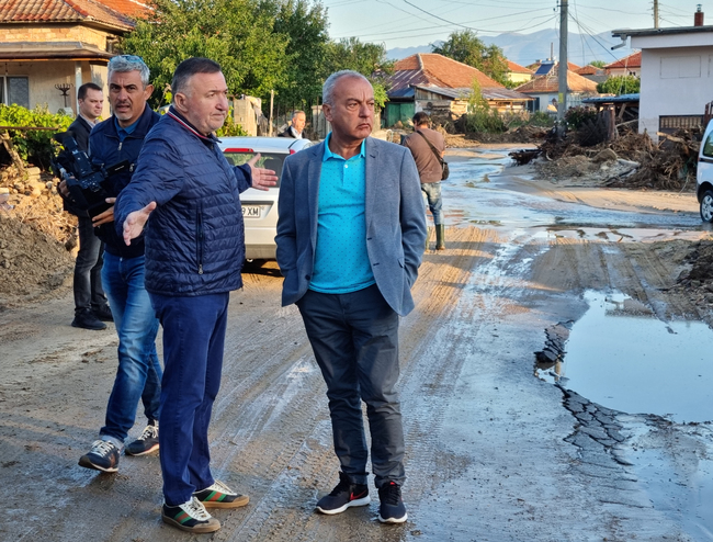 Държавата ще отпусне средства за подпомагане на пострадалите от наводненията в Карловско, съобщи Гълъб Донев