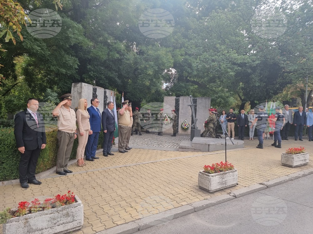 Шуменци отбелязаха Съединението с ритуали по полагане на венци и цветя