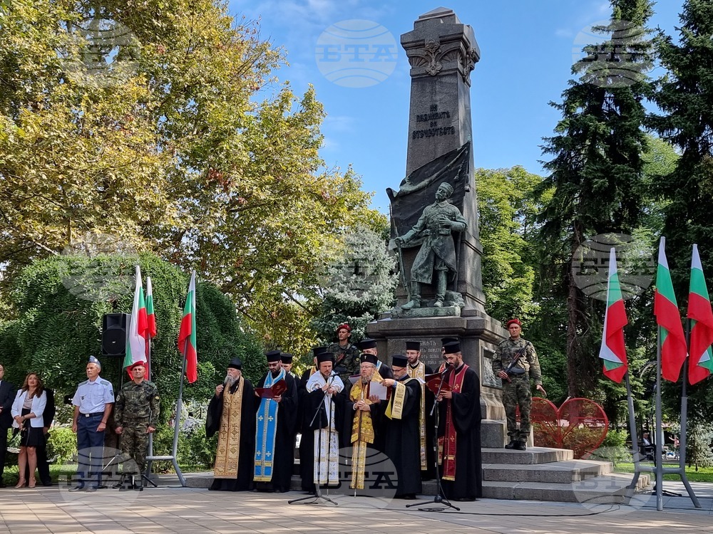 Русенци поднесоха венци и цветя по повод на 137 години от Съединението на България