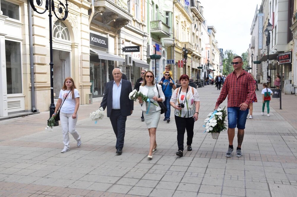 ПП „Има такъв народ" - Ива Митева, Александър Александров с членове и симпатизанти на партията поднесoха цветя в знак на признателност към делото на великите българи, осъществили Съединението на Родината ни!
