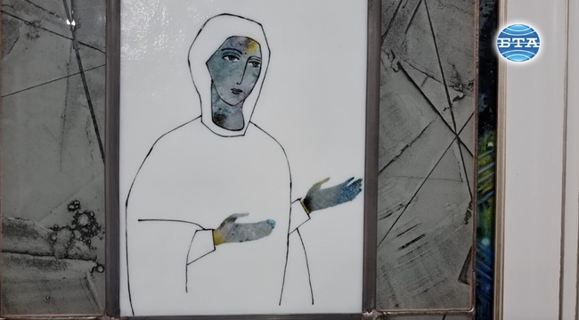 С изложба на стъклени икони художничката Петя Христова отправя послание – да вярваме