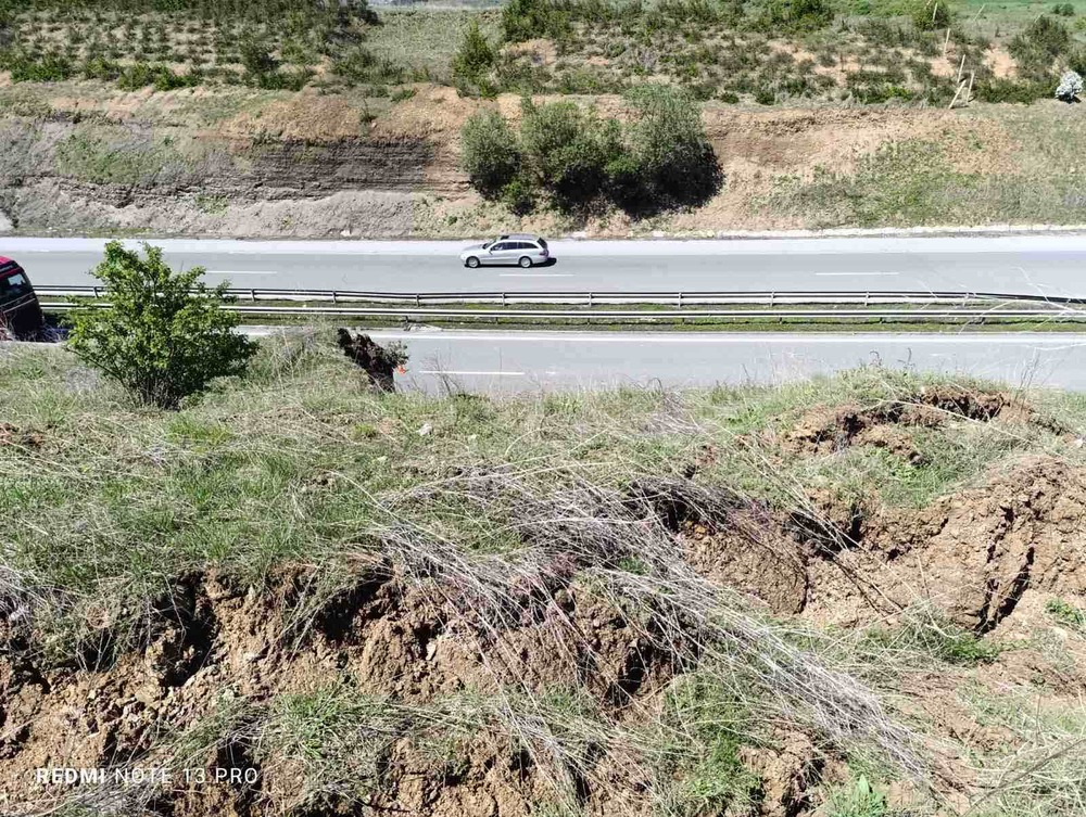 АПИ предприема мерки за възстановяване на движението и укрепване на съоръжението при 16-ти км в посока София на АМ „Струма“