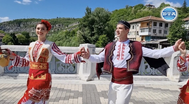 На Цветница в Ловеч по традиция бе изпълнен ритуалът „По вода“ и обявена тазгодишната „кумичка“