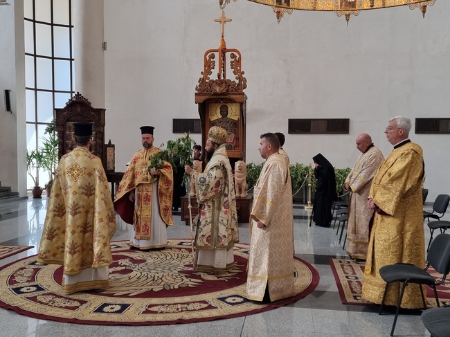 Епископ Висарион Смолянски оглави празничната литургия за Вход Господен в Йерусалим в катедралния храм на Смолян