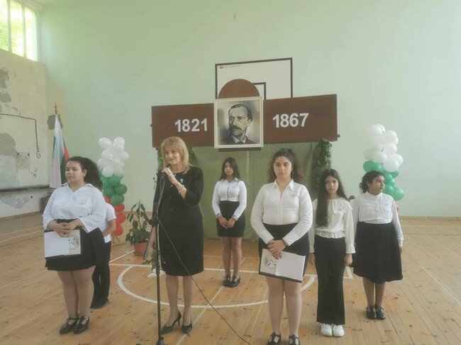 Община Разград: Заместник - кметът Елка Неделчева бе гост на патронния празник на ОУ “Г.С. Раковски“- с. Раковски