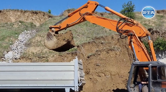 Подпорна стена се срути на автомагистрала „Струма" и временно затруднява движението при 16-и км към София