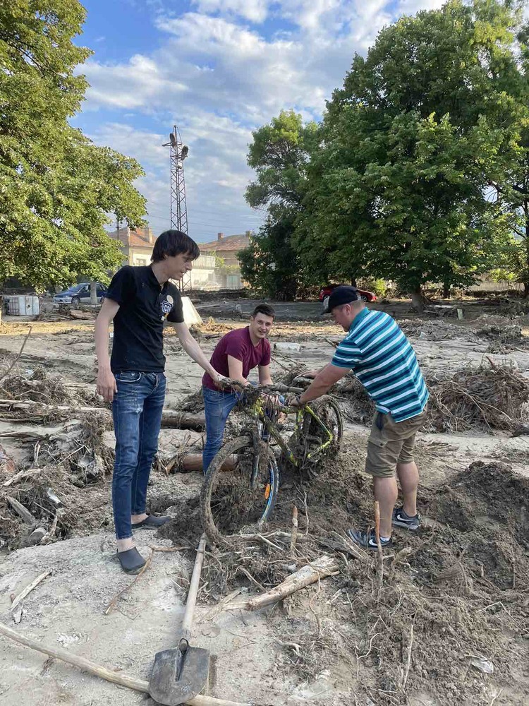 Лидерът на Изправи се България Мая Манолова призова служебното правителство за пълно обезщетение на жителите от наводнените села край Карлово